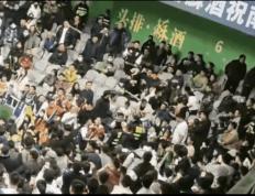看台上球迷热情高涨，掀起一波波狂潮