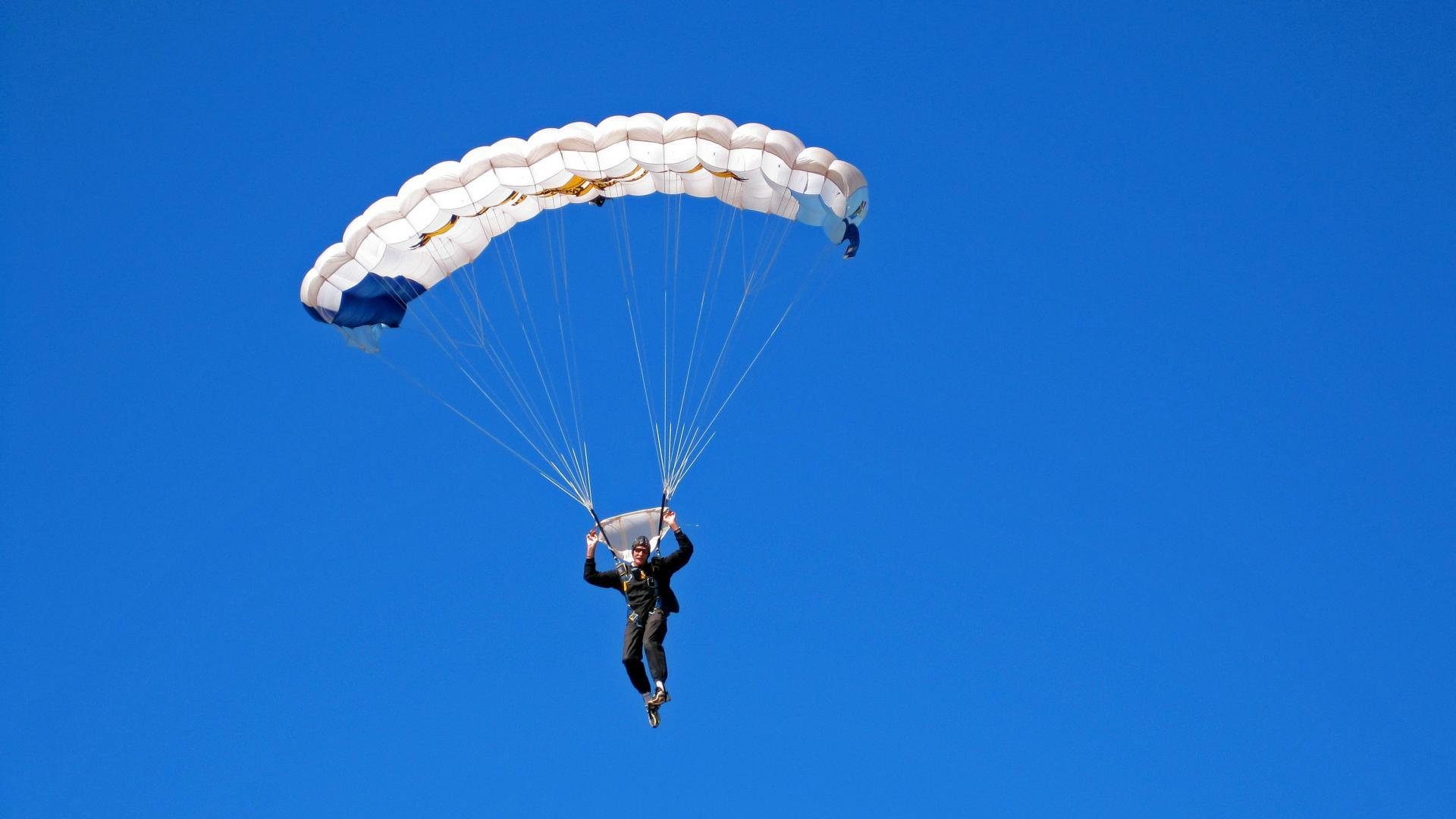 田径赛场焦点！西班牙队对阵法国队，战况跌宕起伏，悬念直到终场
