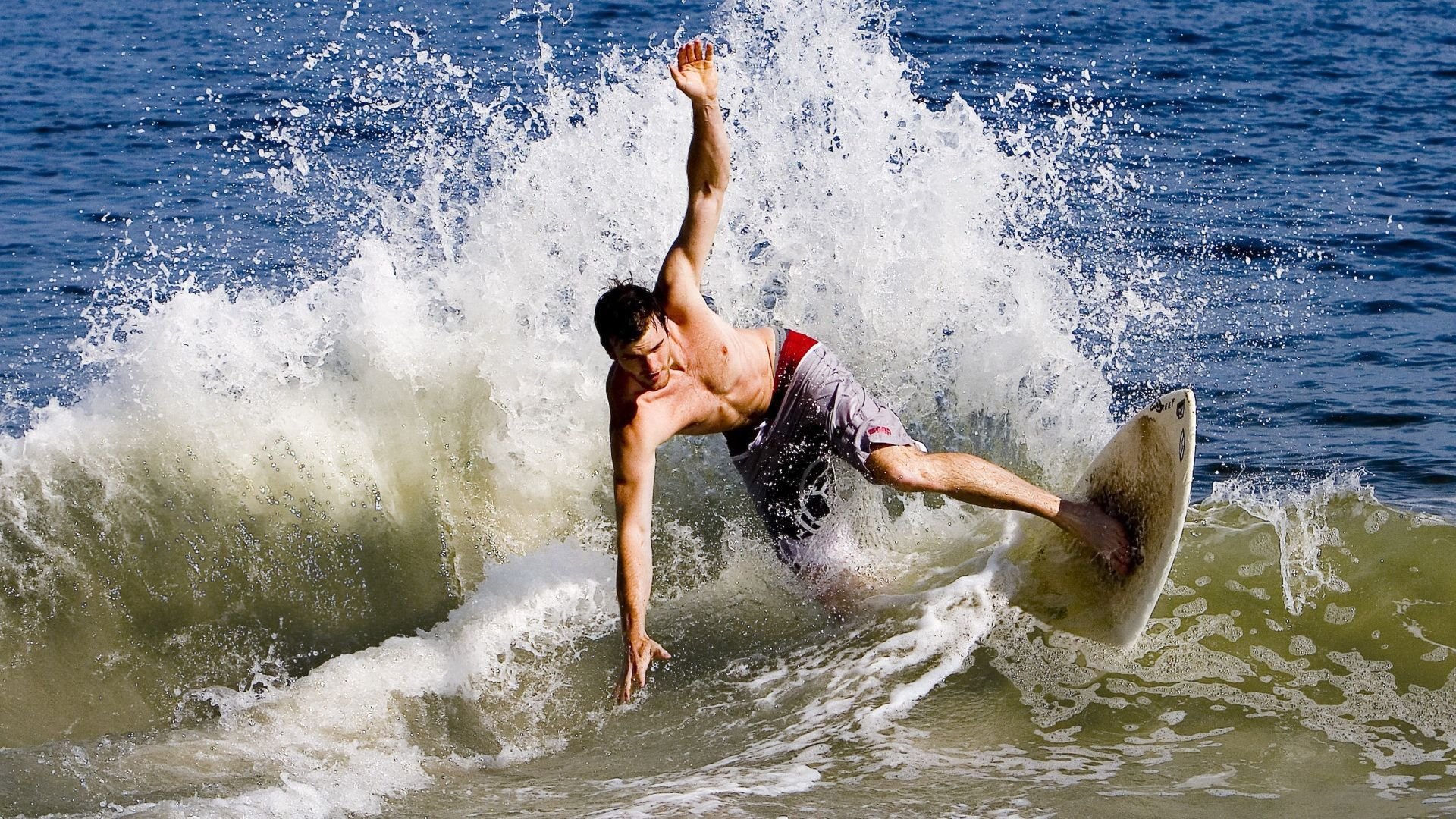 足球赛场焦点！克罗地亚队对阵荷兰队，关键一战，双方鏖战至最后一刻